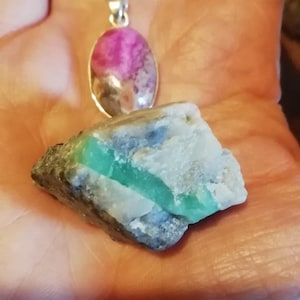 Hermoso anillo de plata de cuarzo rosa estrella, colgante amuleto de plata de calcita de cobalto, cristal esmeralda en matriz, conjunto OOAK, magia del amor, San Valentín