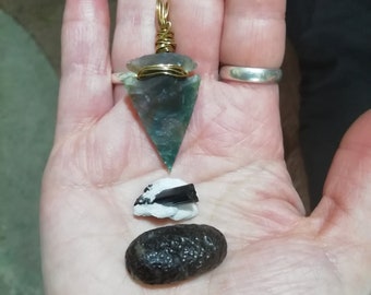 Grüner Jaspis-Pfeilspitzen-Amulett-Anhänger, schwarzer Turmalin-Kristall, Columbianit-Unikat-Set, Schutzmagie