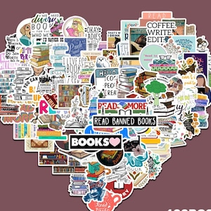 Op de afbeelding: Een verzameling kleurrijke stickers met boekthema-illustraties en tekst. De stickers bevatten zinnen als "Lees meer", "Lees verboden boeken", "Koffie Schrijven Bewerken" en "Ik leef voor boeken".