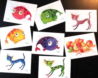 Può includere: Set di 8 cartoline illustrate con personaggi dei cartoni animati fantasiosi. Le cartoline presentano una varietà di personaggi colorati, tra cui un pesce rosso, giallo, verde e blu, un pesce viola con un motivo bianco e nero, un gatto rosa con macchie nere e un gatto verde con macchie nere. Le cartoline sono tutte firmate con il nome dell'artista, "Rikka".