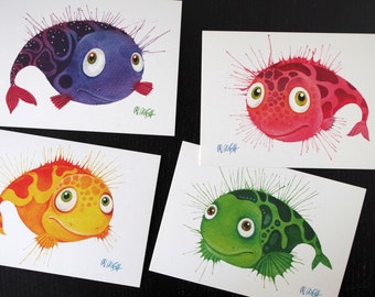 Può includere: Quattro illustrazioni di pesci di cartoni animati colorati con pinne spinose. Ogni pesce ha un colore e uno schema unici, tra cui viola, rosso, arancione e verde.