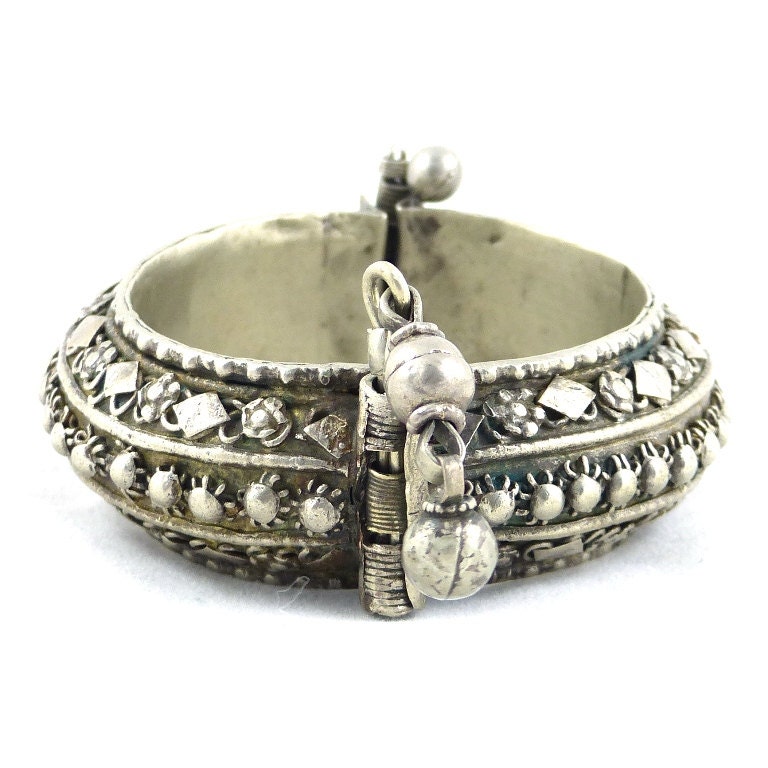 Old bracelet Yemen bedouin jewelry. Free shipping worldwide | Etsy