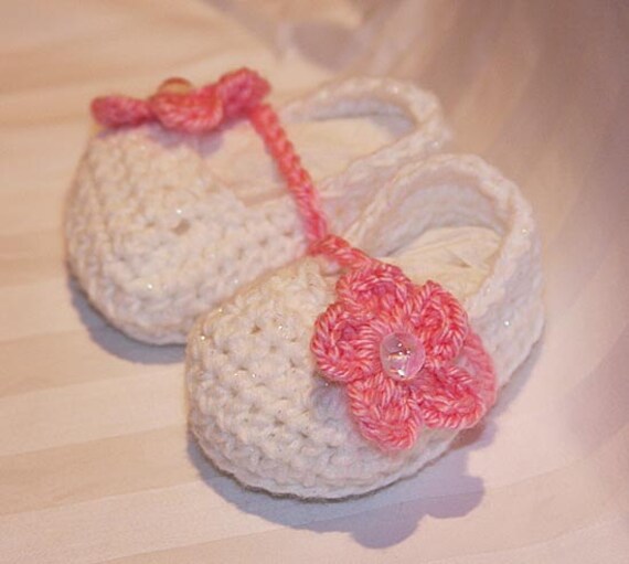 Items similar to Crochet Mary Jane baby booties on Etsy