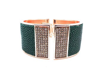 Leer groene Segrijn en strass armband