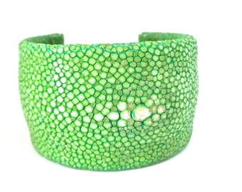 Bracelet manchette cuir de galuchat perlé vert