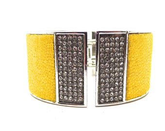 Bracelet argenté cuir de Galuchat perlé (raie) jaune et stras