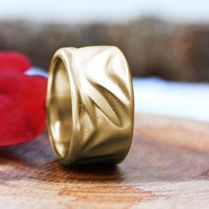 18K Gold Wedding band, Cigar Band Ring, Hammered Gold Ring, 14K Gold Bands For Women, 22K Wide Band Ring, Thick Wedding Ring, Statement Band