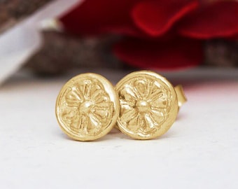Aretes de oro de 14 quilates, aretes de poste de oro macizo, aretes únicos de 18 quilates, aretes de flores de 22 quilates, aretes de disco bohemios, aretes redondos de oro auténtico, regalo para mamá