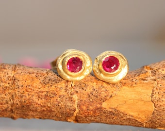 Kolczyki z rubinami, sztyfty z litego złota, surowe kolczyki, młotkowane kolczyki 14-karatowe, delikatne sztyfty z rubinami, kamień urodzinowy na lipiec, minimalistyczne kolczyki, prezenty dla niej