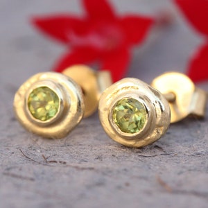 Peridot Ohrringe, 22K Edelstein Ohrringe, 14k Gold Ohrstecker, kleine Gold Ohrringe, 18k Zierliche Ohrringe, Solid Gold Ohrringe, August Birthstone