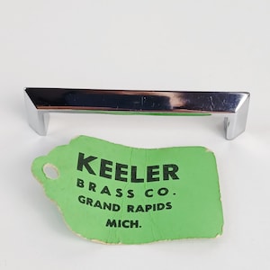 Vintage Keeler Brass Co Schubladengriff aus glänzendem Chrom, 5 cm Lochabstand, MCM K8580, minimalistischer silberner Griff, neuwertig, aus altem Lagerbestand, Schrankbeschläge aus der Atomzeit.