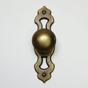 Vintage Keeler messing sierlijke kastknop met achterplaat N14616 antieke bronzen afwerking ladetrekker traditionele boerderij meubelbeslag