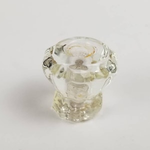 以下が含まれることがあります： 装飾的な花のデザインが施された透明なガラス製のキャビネットノブ