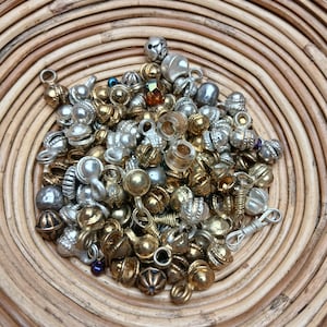 Vintage gemengde metalen bedel veel Destash Bead Caps Bells bulk grabbelton voor sieraden maken ongewenste tijdschriften montage kunst ambachtelijke benodigdheden
