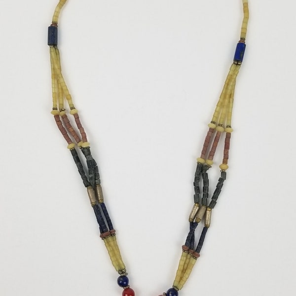 Collier pendentif amulette en faïence égyptienne Lapis des années 1970 de style néo-égyptien, perles tubulaires multibrins