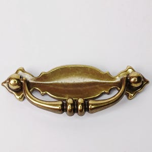 Puxador de gaveta vintage em latão antigo com placa de base oval recortada, estilo Hepplewhite, para móveis, ideal para cômoda ou escrivaninha.