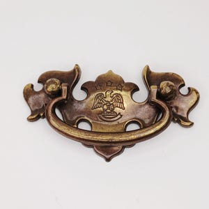 Maniglia in ottone massiccio, interasse 2 1/4 pollici, lunghezza 3 5/8 pollici, ala di pipistrello, foglia d'acero, Chippendale, aquila, presidenziale, patriottico, placca posteriore in ottone brunito color oro.