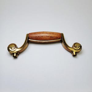 Tiradores de cajón de madera y latón vintage, 3" entre centros, Amerock, estilo rústico, con pátina bruñida, para cómoda o escritorio, acabado natural curvado.