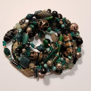 Tsjechische glaskralen ketting groen goud Gripoix ambachtelijke lampwork kralen 31 inch drop ambachtelijke sieraden figuratief zilver olifant kofferbak omhoog