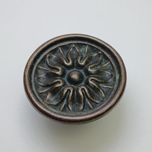 Tirador de bronce con forma de flor de 3,8 cm (1-1/2"), de alta calidad, con peso, para cajones, estilo francés provenzal, para cómoda o mueble auxiliar.