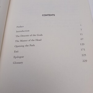 Puede incluir: Una p&aacute;gina de libro titulada CONTENTS en texto negro sobre fondo blanco. La lista incluye Preface, Introduction, The Descent of the Gods, The Master of the Head, Opening the Path, Ex&uacute;, Epilogue y Glossary con sus n&uacute;meros de p&aacute;gina.