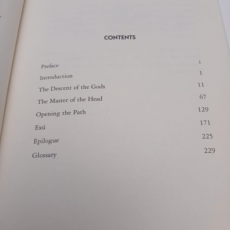 Puede incluir: Una p&aacute;gina de libro titulada CONTENTS en texto negro sobre fondo blanco. La lista incluye Preface, Introduction, The Descent of the Gods, The Master of the Head, Opening the Path, Ex&uacute;, Epilogue y Glossary con sus n&uacute;meros de p&aacute;gina.