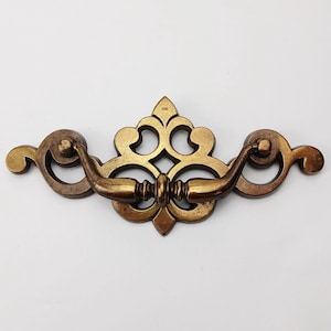 Tirador de cajón de latón vintage de 6,5 pulgadas de largo, entre centros de 4,75 pulgadas, herrajes para muebles, tirador de cómoda, estilo colonial tradicional.