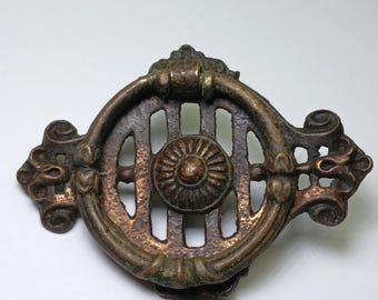 Puxador de gaveta vintage ornamentado em latão com argola, furo único, ferragens para armários, pátina envelhecida, estilo vitoriano, francês ou provençal, restauração de móveis, 7,6 cm (3 polegadas).