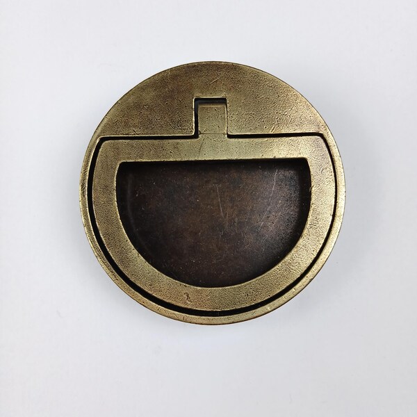 ヴィンテージハンドル 2 1/2 ラウンド フラッシュD プルバー ミッドセンチュリー 真鍮 ドレッサー 引き出し取っ手 新古品 ヘンレドン トーマスビル ドレクセル アコレード アールデコ