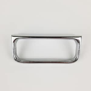 Könnte beinhalten: Ein glänzender, rechteckiger Griff aus Chrom mit abgerundeten Ecken. Der Griff ist aus massivem Metall gefertigt, reflektiert das Licht und ist vor einem schlichten weißen Hintergrund platziert. Das Design ist schlicht und modern.
