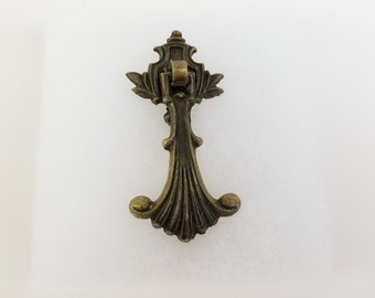 Heurtoir de porte de tiroir en bronze massif, poignée de bureau, rouleau de style néo-colonial, bouton de tiroir incurvé en laiton moulé en forme de larme suspendue en forme de larme