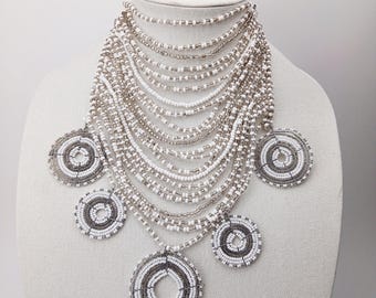 Tribal Hochzeit Halskette Weiß Perlen Kragen mit Medaillons Schilde