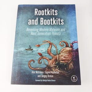Puede incluir: Un libro titulado "Rootkits and Bootkits" con el subtítulo "Reversing Modern Malware and Next Generation Threats". La portada presenta una ilustración de una criatura parecida a un pulpo y un pequeño bote en el agua.