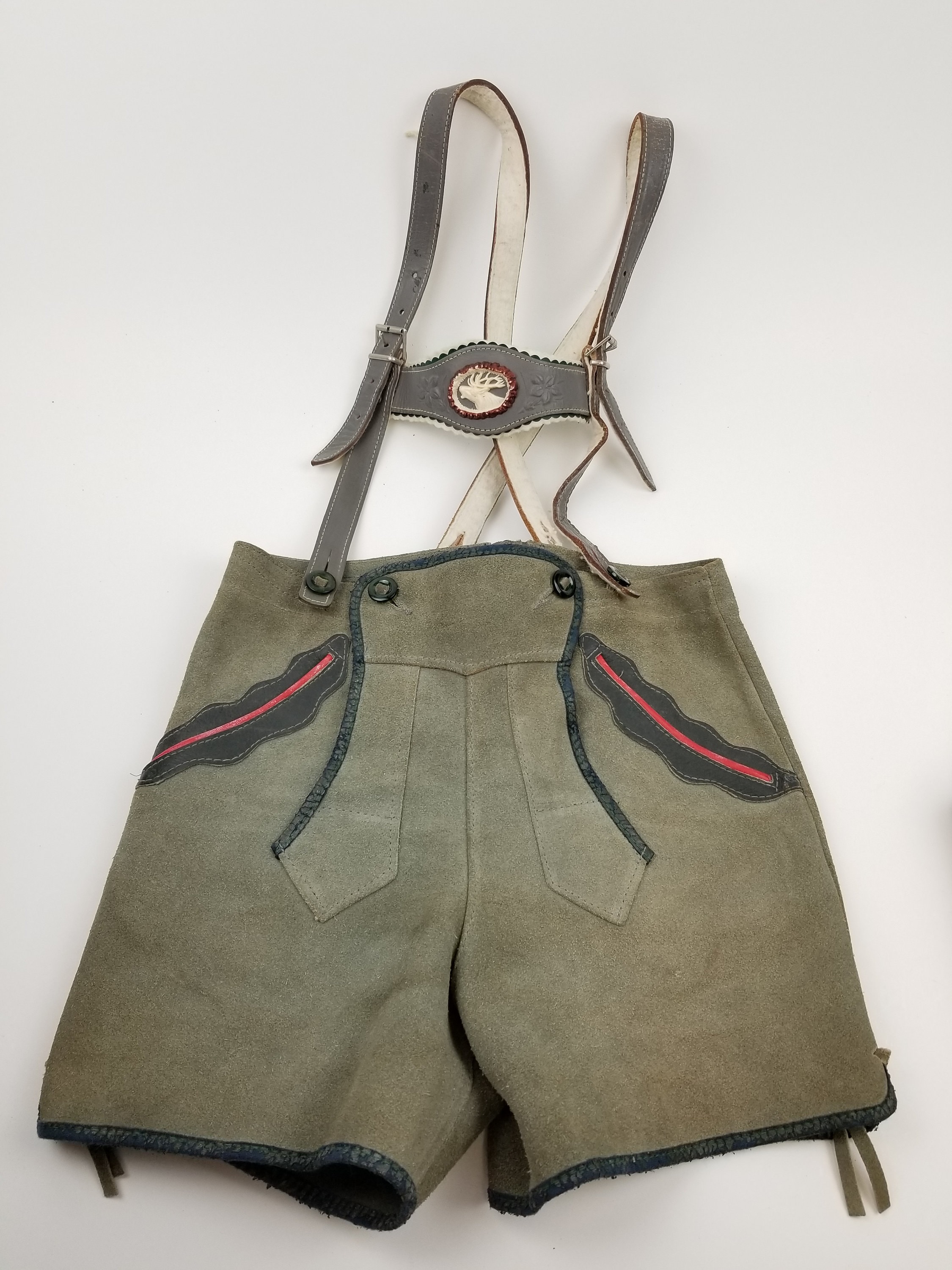 スエード製サスペンダー付きハーフパンツ レーダーホーゼン 羽飾り付き