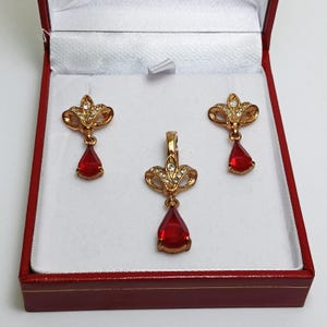 Vintage Roman Jewelry Set Gold Tone Red Teardrop Rhinestone Fleur De Lis Pendant Earrings Boxed 1980s 1990s Glam Retro Evening Wear Gift