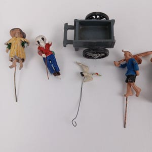 Miniatura Bonkei, japońska scena górskiej wioski, wóz wołowy, dźwig, mężczyzna i kobieta niosąca kosz, dom Putz, figurki z ołowiu, latawiec Barclay Manoil