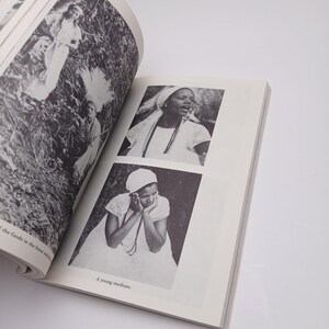 Puede incluir: Un libro impreso en blanco y negro abierto en p&aacute;ginas con fotograf&iacute;as de personas con ropa blanca y tocados. Una imagen muestra a una persona con las manos en la cara, con el pie de foto A young medium, y otra muestra a una persona cantando.
