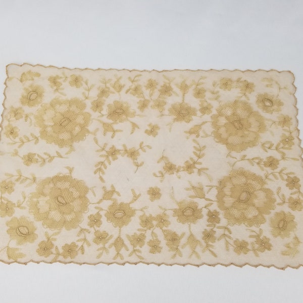 Dentelle française ancienne 30,5 x 30,5 cm, écru, rectangle, travail à la main, boudoir, rosace, floral, fleurs délicates, napperon, napperon