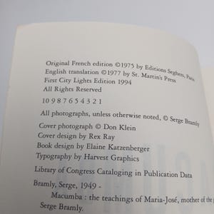 Puede incluir: Una p&aacute;gina de derechos de autor de un libro en color blanco con texto negro. Enumera la edici&oacute;n francesa original de 1975, la traducci&oacute;n al ingl&eacute;s de 1977 y la primera edici&oacute;n de City Lights de 1994. Los cr&eacute;ditos incluyen a Serge Bramly y otros.