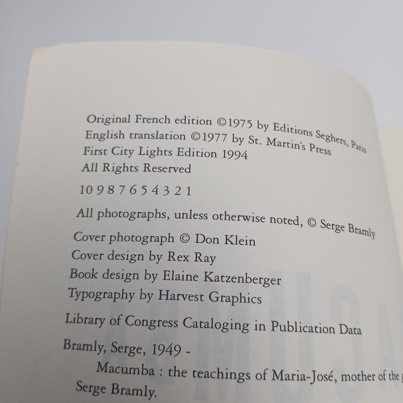 Puede incluir: Una p&aacute;gina de derechos de autor de un libro en color blanco con texto negro. Enumera la edici&oacute;n francesa original de 1975, la traducci&oacute;n al ingl&eacute;s de 1977 y la primera edici&oacute;n de City Lights de 1994. Los cr&eacute;ditos incluyen a Serge Bramly y otros.