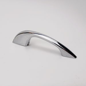 1950er Jahre Chrom Chevron Schrankgriff 2,75 cm MidCentury Modern Boomerang gebogen Retro Atomic Küchenschrank Shasta Anhänger