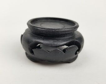 Base in legno asiatico intagliato, contiene un vaso da 1 1/2", una ciotola, una statuetta, un porta-barattolo per lo zenzero, una scultura, un supporto per pietre di cristallo, un sottopentola, un piede rotondo in miniatura.
