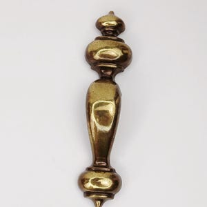 Maniglia a dito curva in ottone massiccio NOS (New Old Stock) color oro, marca Keeler Brass Company, lunghezza 4 5/8 pollici, interasse 3 pollici.