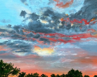 Op de afbeelding: Een olieverfschilderij van een zonsondergang met donkergrijze en blauwe wolken, verlicht door levendige strepen van rood en oranje licht. De horizon toont de donkere silhouetten van boomtoppen tegen een heldere, gloeiende oranje en roze lucht.