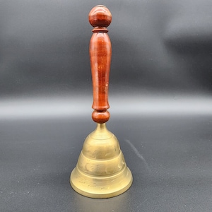 Campana vintage de la vieja escuela grabada campana de latón de 9" con mango de madera hecho en la India