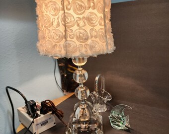 Vintage 1950er Jahre Floral geätzte Klarglas Schlafzimmer Lampe mit einem weißen Stoff Rose Lampenschirm Floral Tischlampe