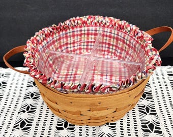 Cesta redonda Longaberger de 10" (1989), 4 ranuras, inserto de plástico y tela a cuadros rojos, forro de algodón y asas de cuero.