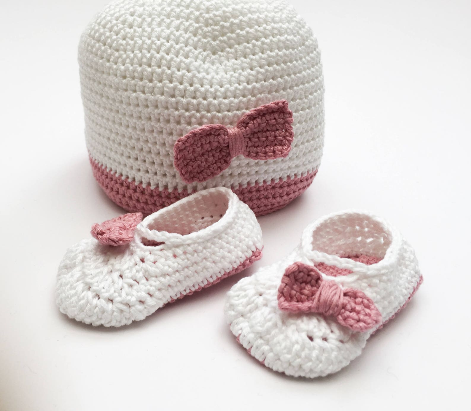 baby hat and bootie set / girls ballet shoes / baby bow pumps / baby shoes / crochet booties / white and pink baby hat / pink bo