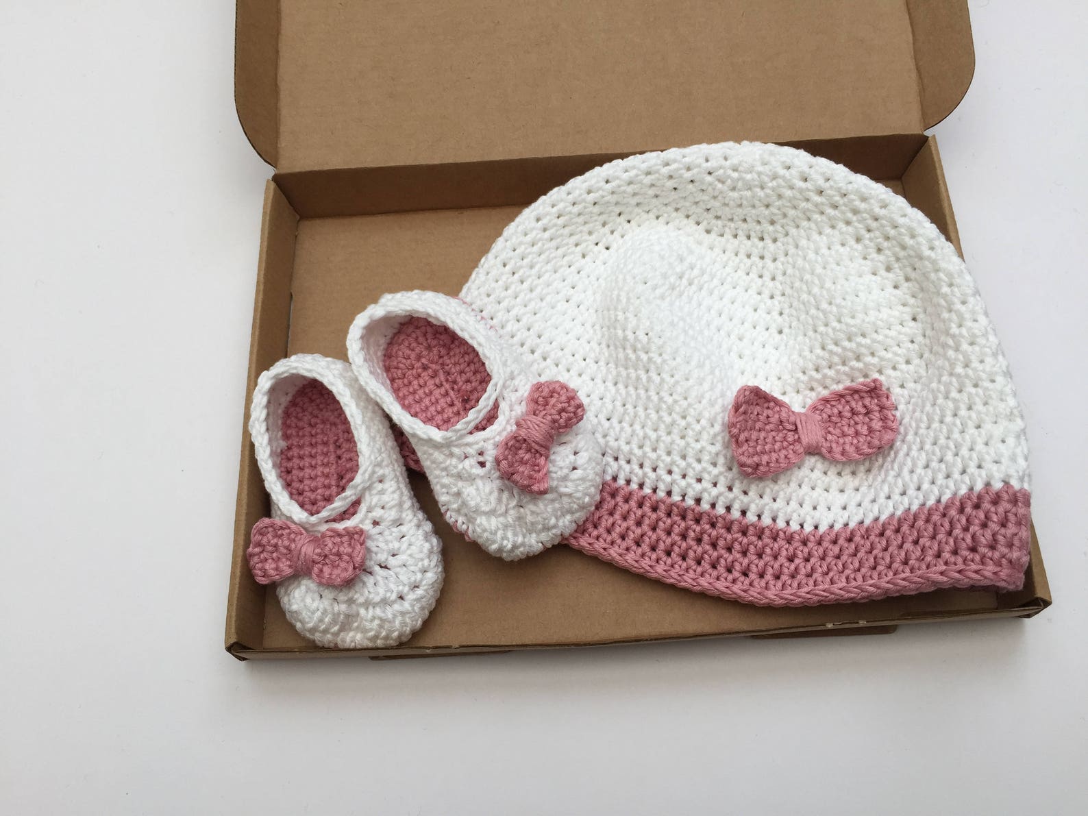 baby hat and bootie set / girls ballet shoes / baby bow pumps / baby shoes / crochet booties / white and pink baby hat / pink bo