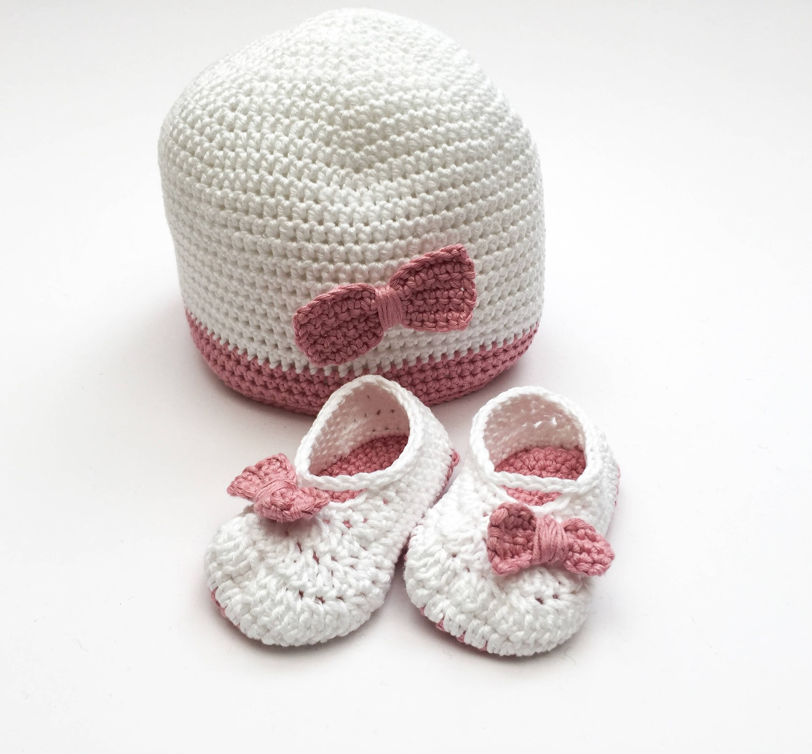 baby hat and bootie set / girls ballet shoes / baby bow pumps / baby shoes / crochet booties / white and pink baby hat / pink bo